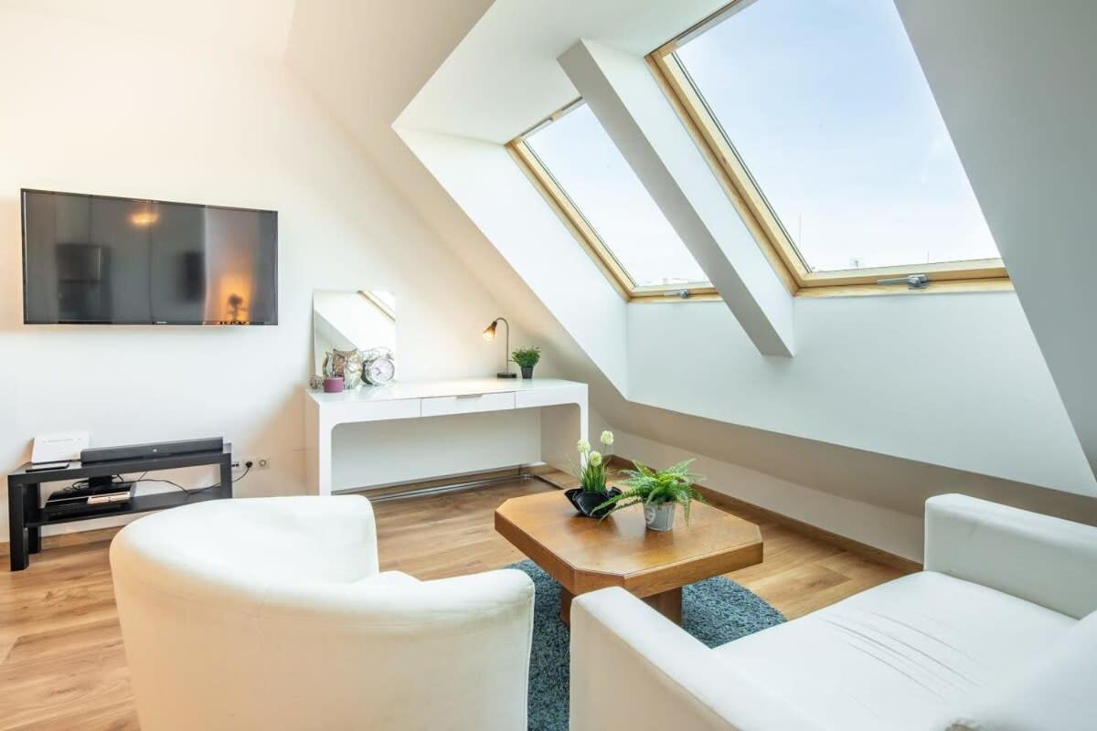 Cute Central Apartment With Balcony Budapest Luaran gambar